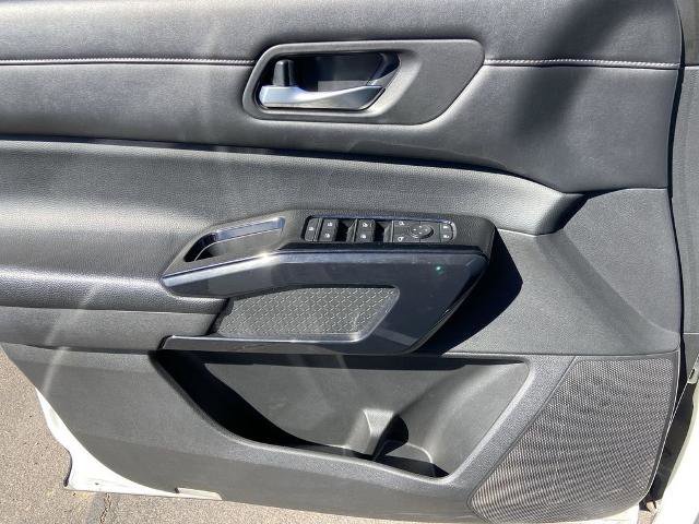 Used 2022 Nissan Pathfinder S image 17