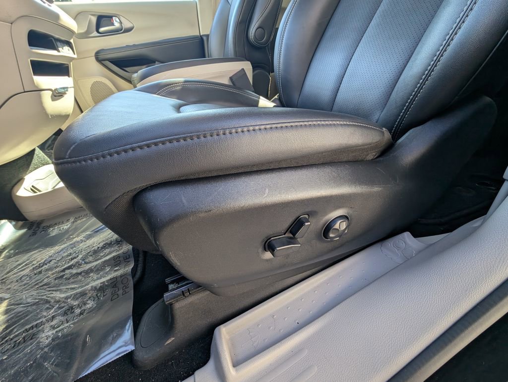 Used 2024 Chrysler Pacifica Touring-L image 14