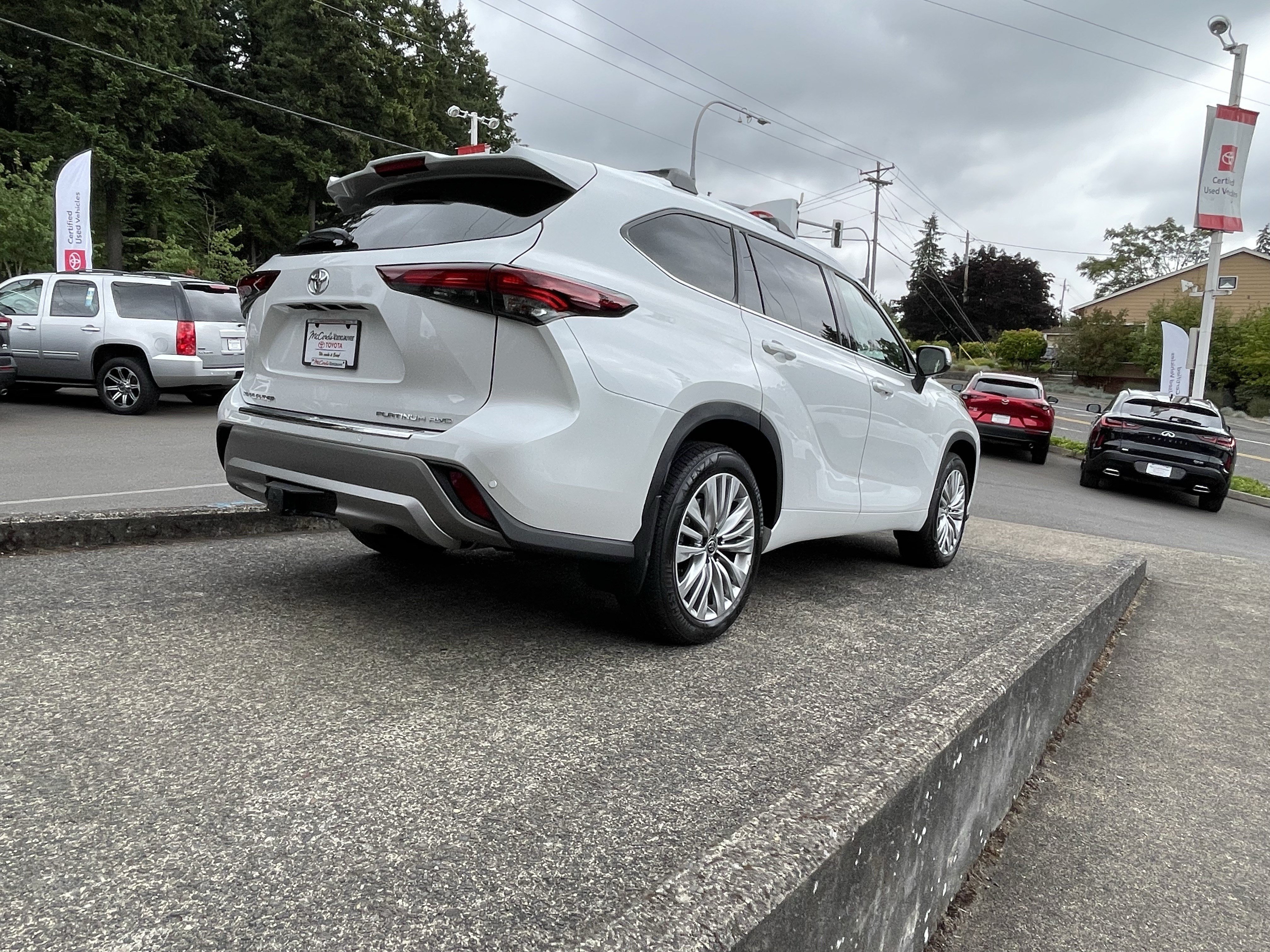 Certified 2025 Toyota Highlander Platinum AWD/4WD image 7