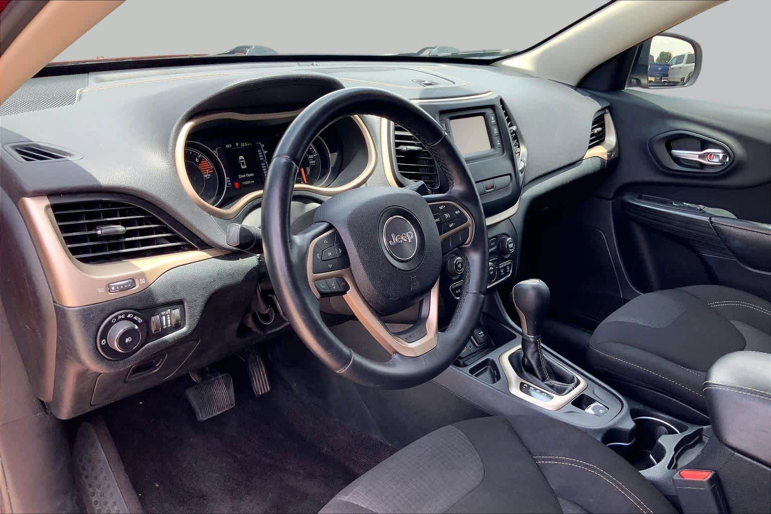 Used 2016 Jeep Cherokee Latitude FWD image 18