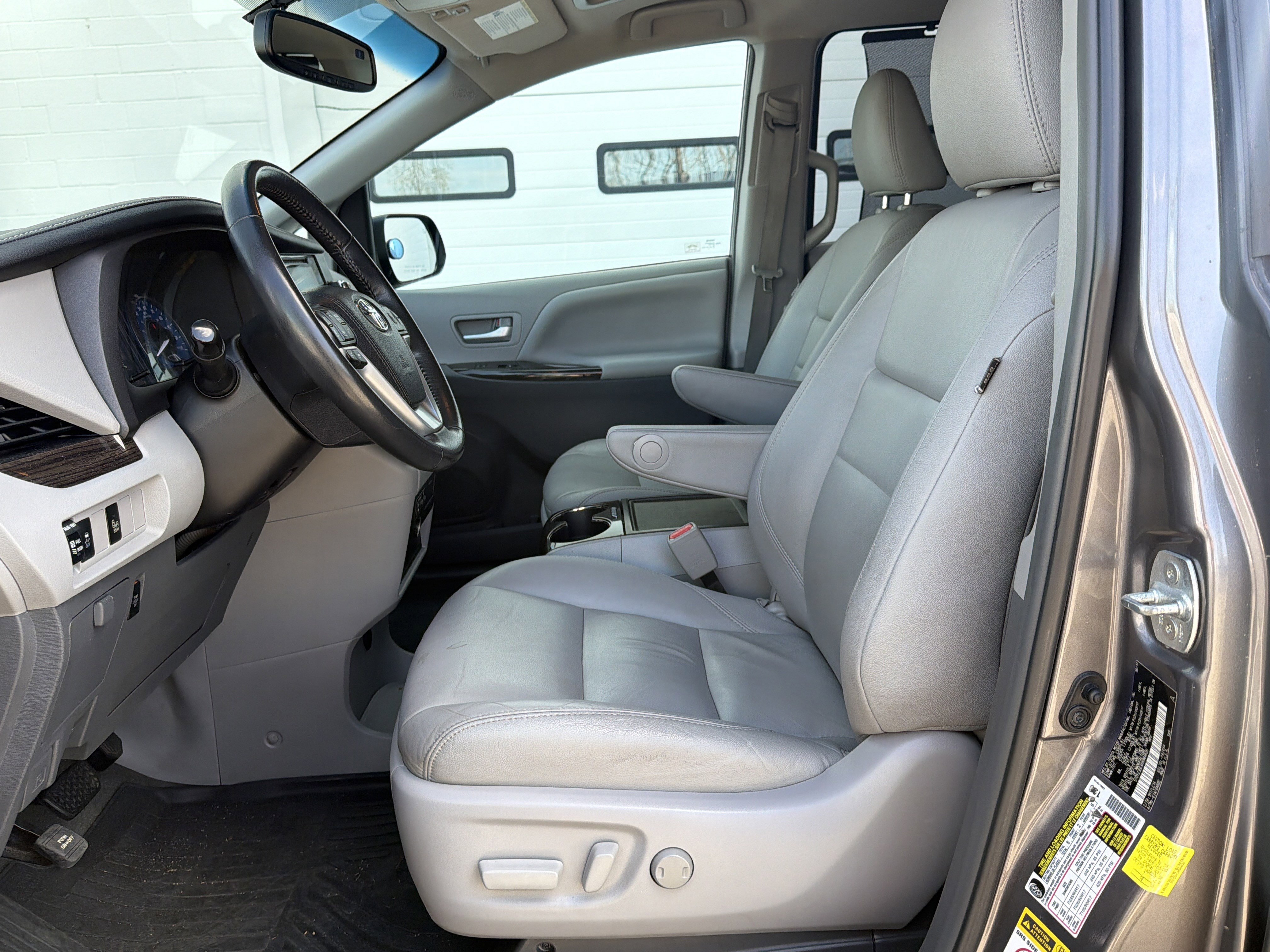 Used 2017 Toyota Sienna XLE image 24