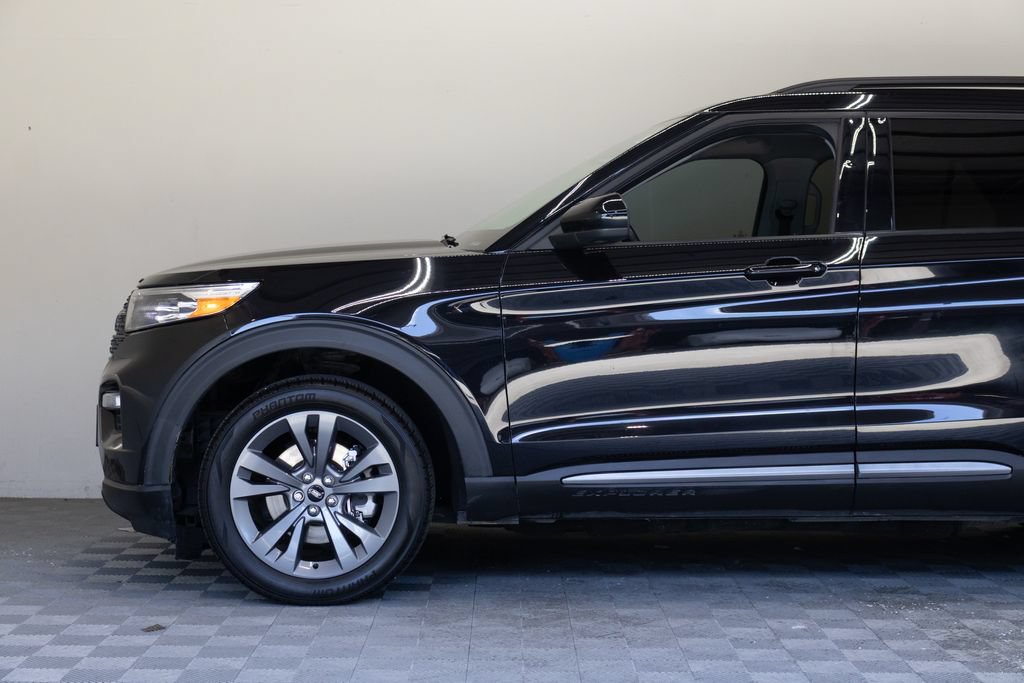 Used 2024 Ford Explorer XLT w/ Equipment Group 202A AWD/4WD image 9