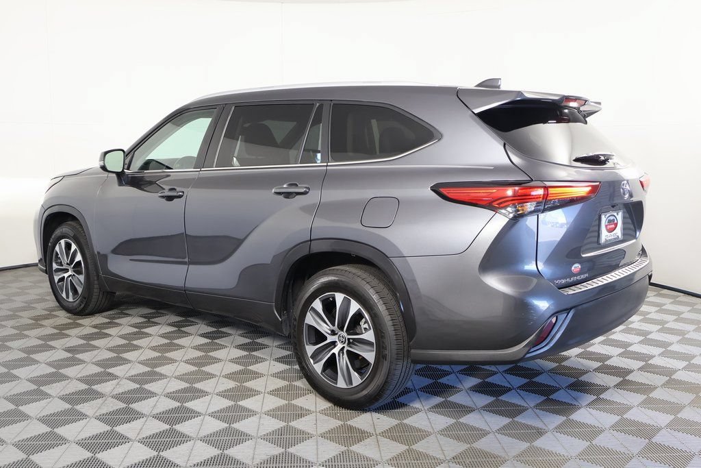 Used 2023 Toyota Highlander XLE FWD image 5