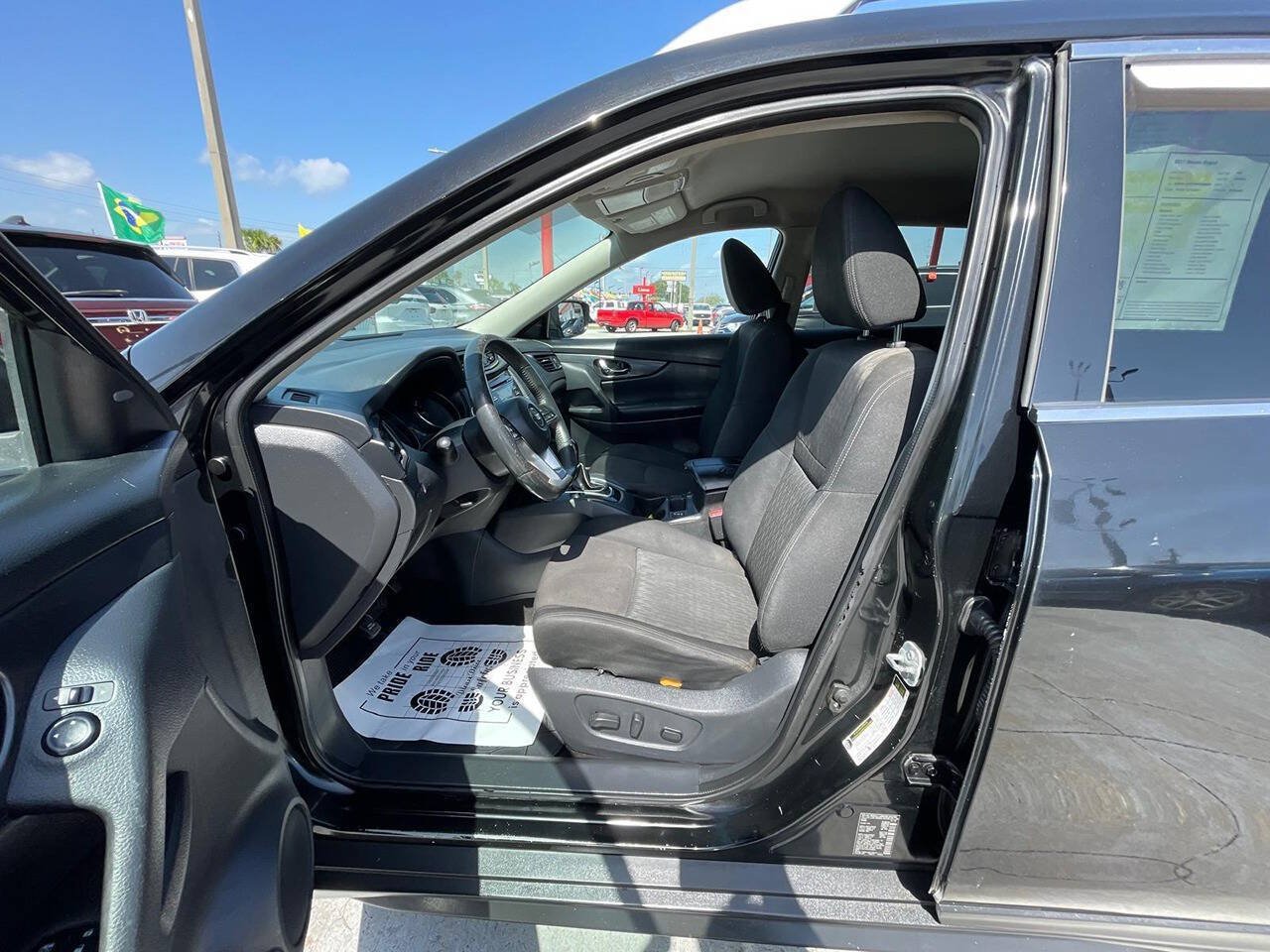 Used 2017 Nissan Rogue SV FWD image 11