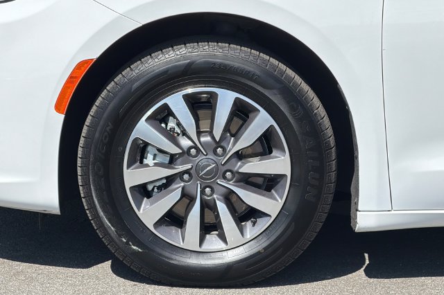 Used 2024 Chrysler Pacifica Limited FWD image 36