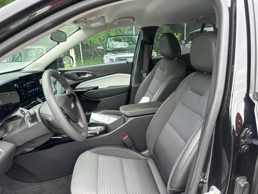 Used 2025 Chevrolet Trax LT FWD image 14