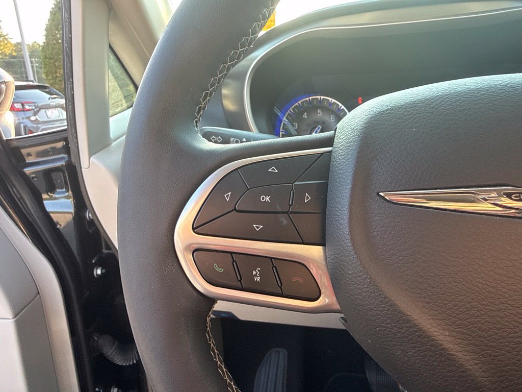 Used 2023 Chrysler Pacifica Touring-L AWD/4WD image 9