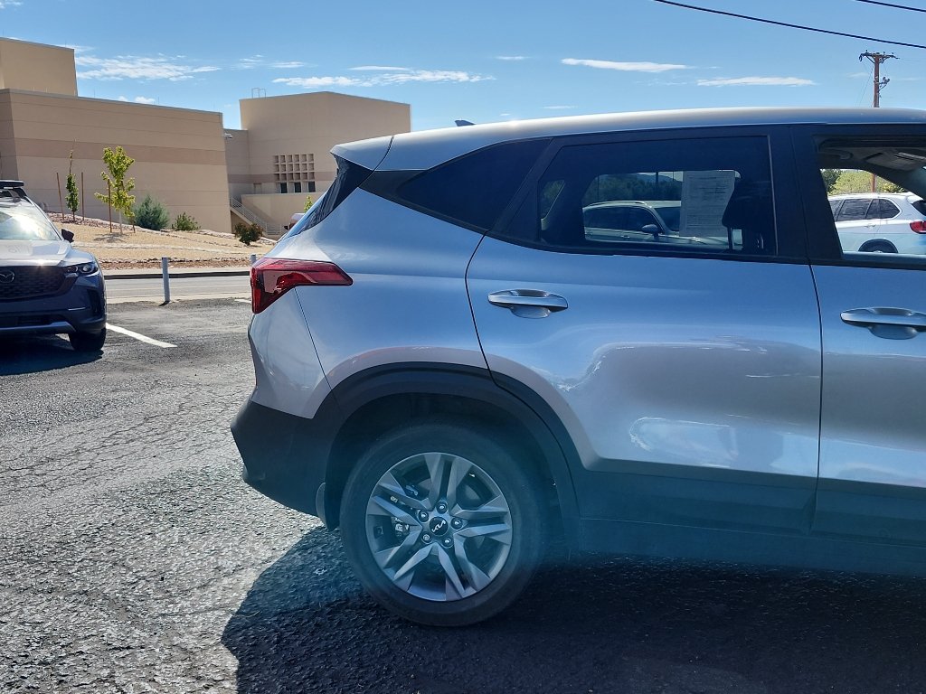 Used 2023 Kia Seltos LX AWD/4WD image 5