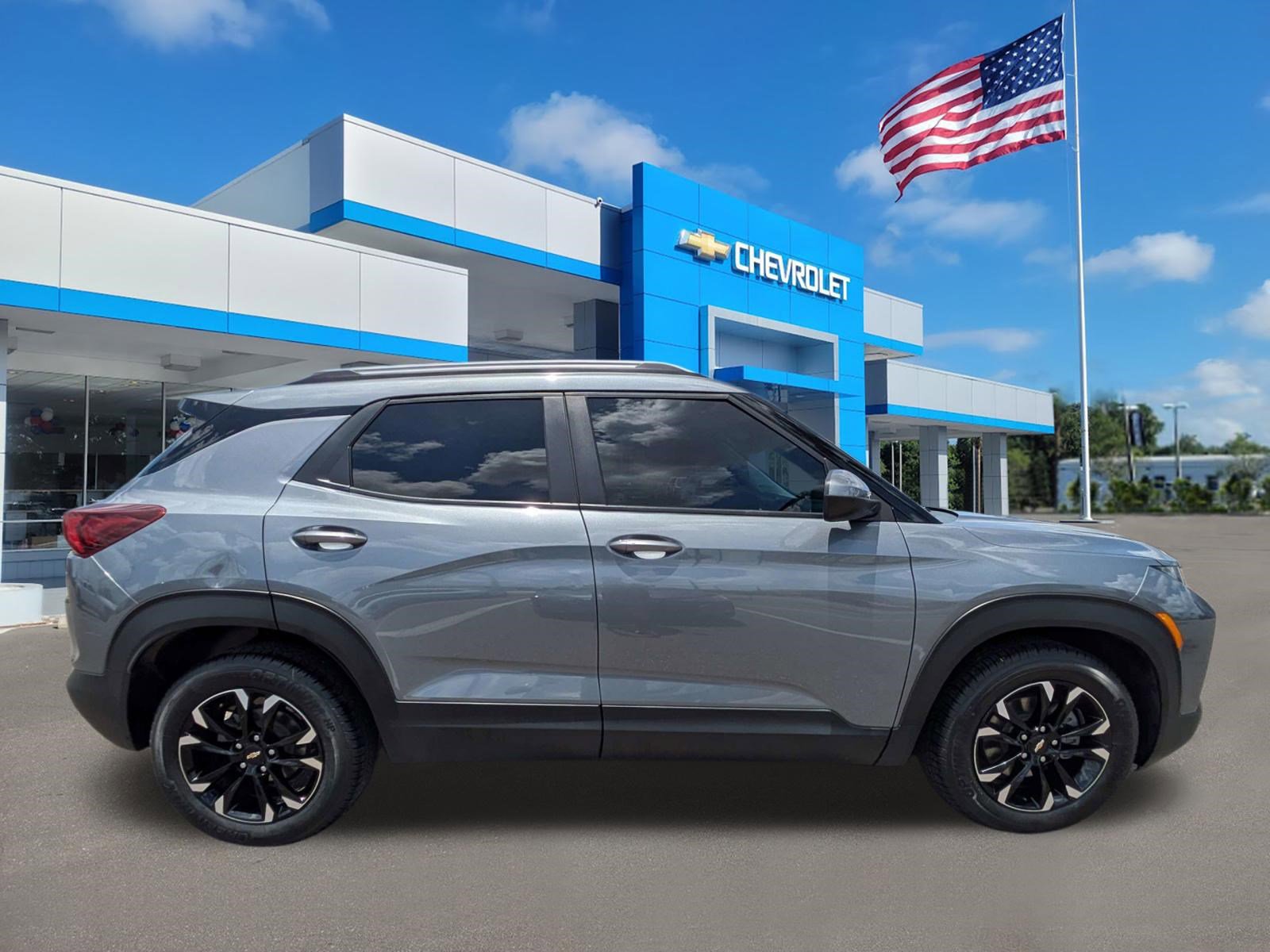Used 2022 Chevrolet TrailBlazer LT w/ Convenience Package FWD image 2