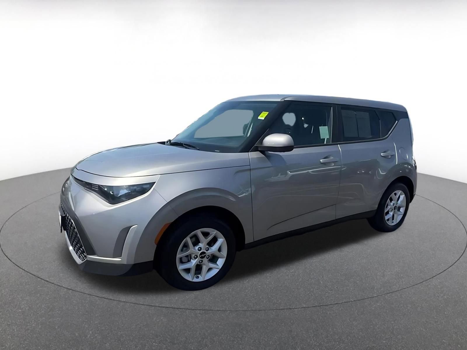 Used 2025 Kia Soul LX w/ LX Technology Package FWD image 8