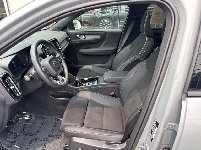 Certified 2025 Volvo XC40 B5 Plus AWD/4WD image 20