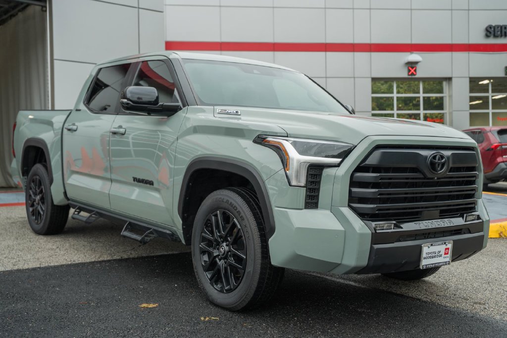 Used 2025 Toyota Tundra Limited AWD/4WD image 1