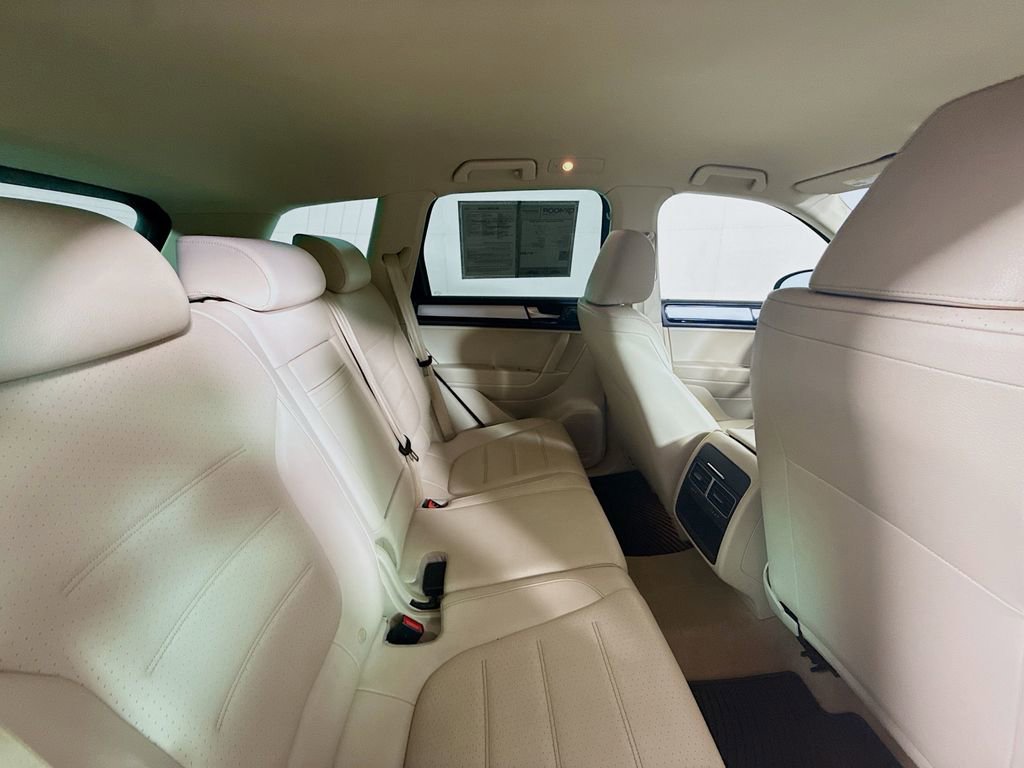 Used 2011 Volkswagen Touareg Sport image 27