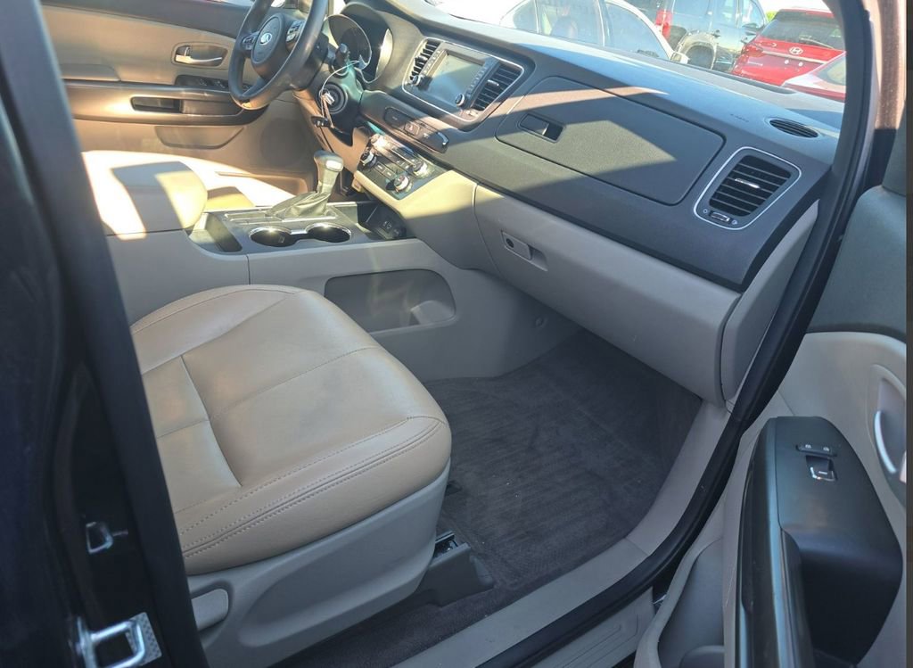 Used 2021 Kia Sedona LX image 14