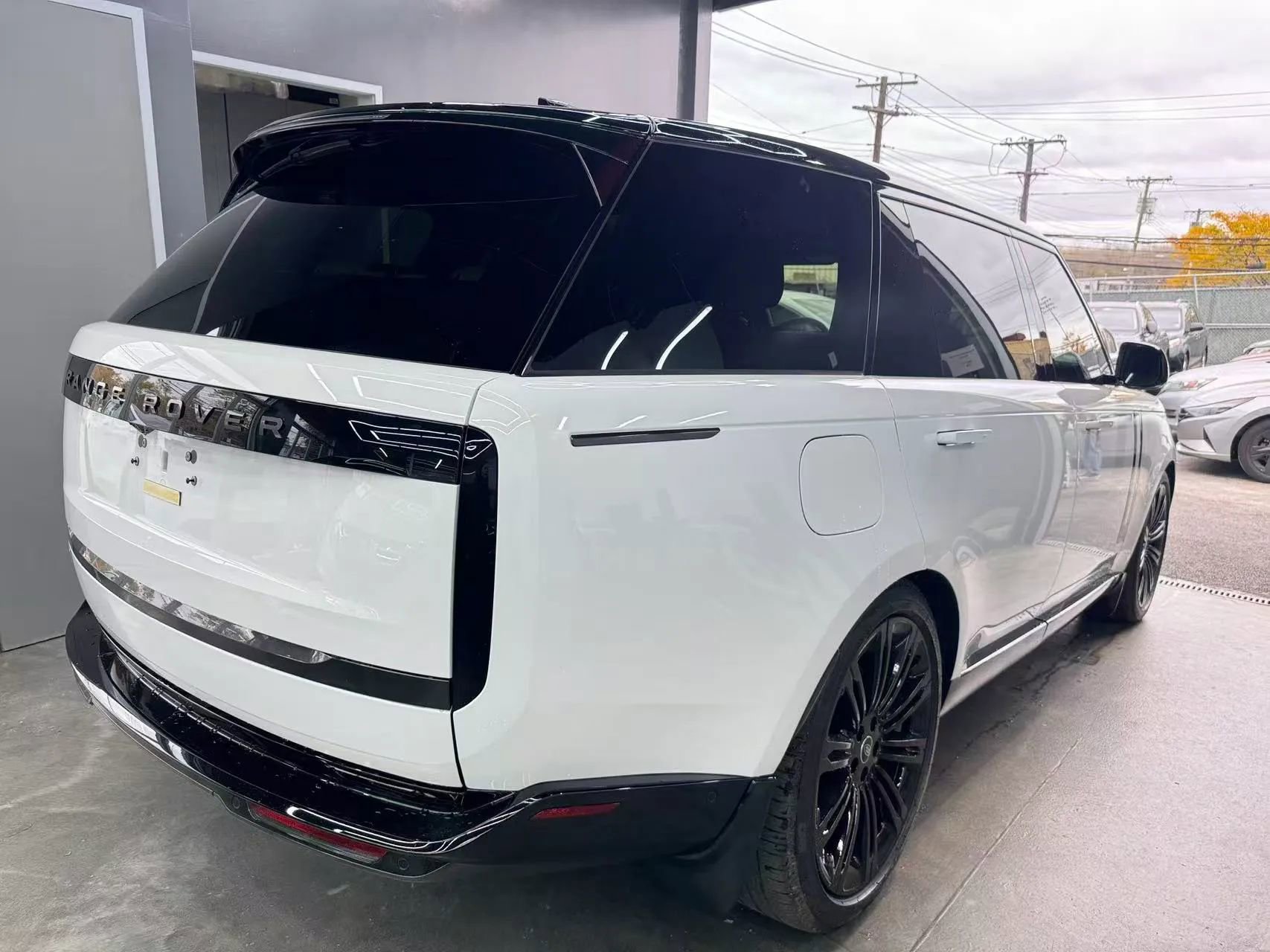 Used 2025 Land Rover Range Rover Long Wheelbase SE image 5