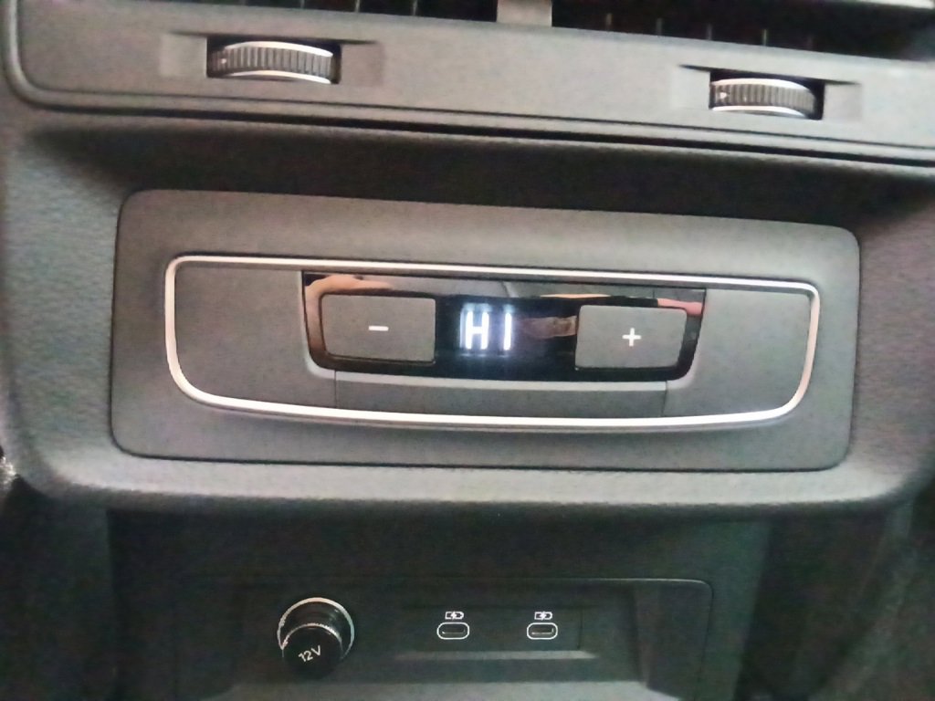 Used 2023 Audi Q8 Premium image 32