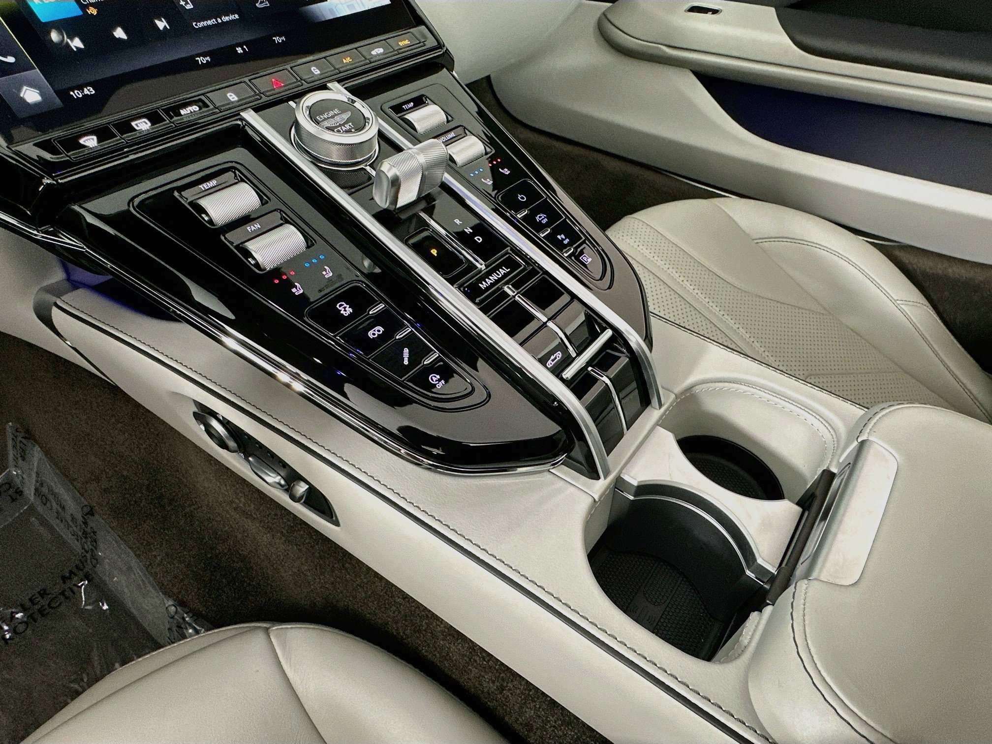 Used 2026 Aston Martin V8 Vantage Coupe RWD image 18