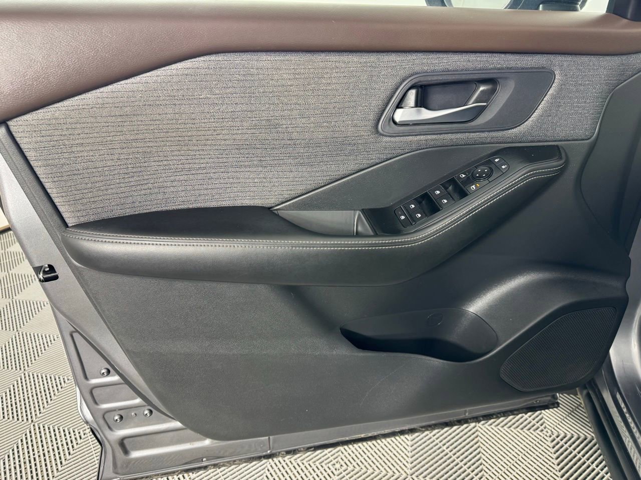 Used 2023 Nissan Rogue SV image 10