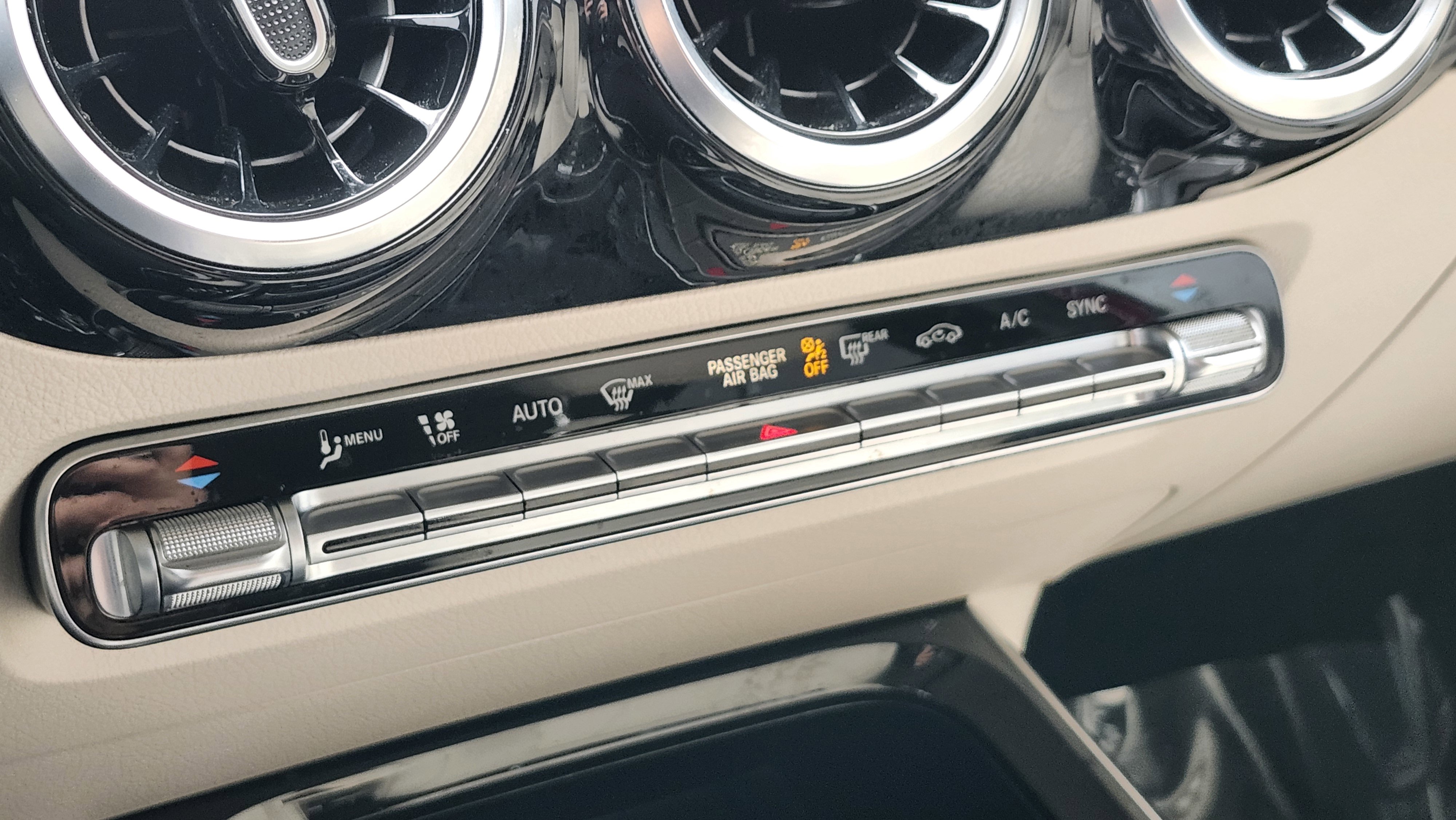 Used 2021 Mercedes-Benz GLA 250 4MATIC w/ Premium Package image 29