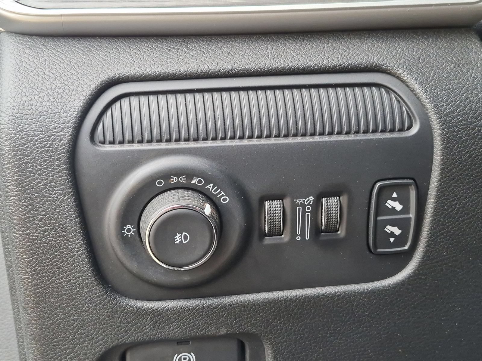 Used 2024 Jeep Wagoneer L Series II w/ Flexible Seating Group RWD image 21