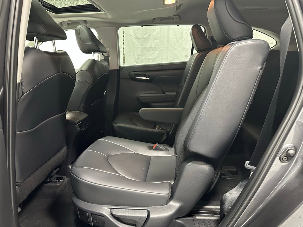 Used 2025 Toyota Highlander XLE image 50