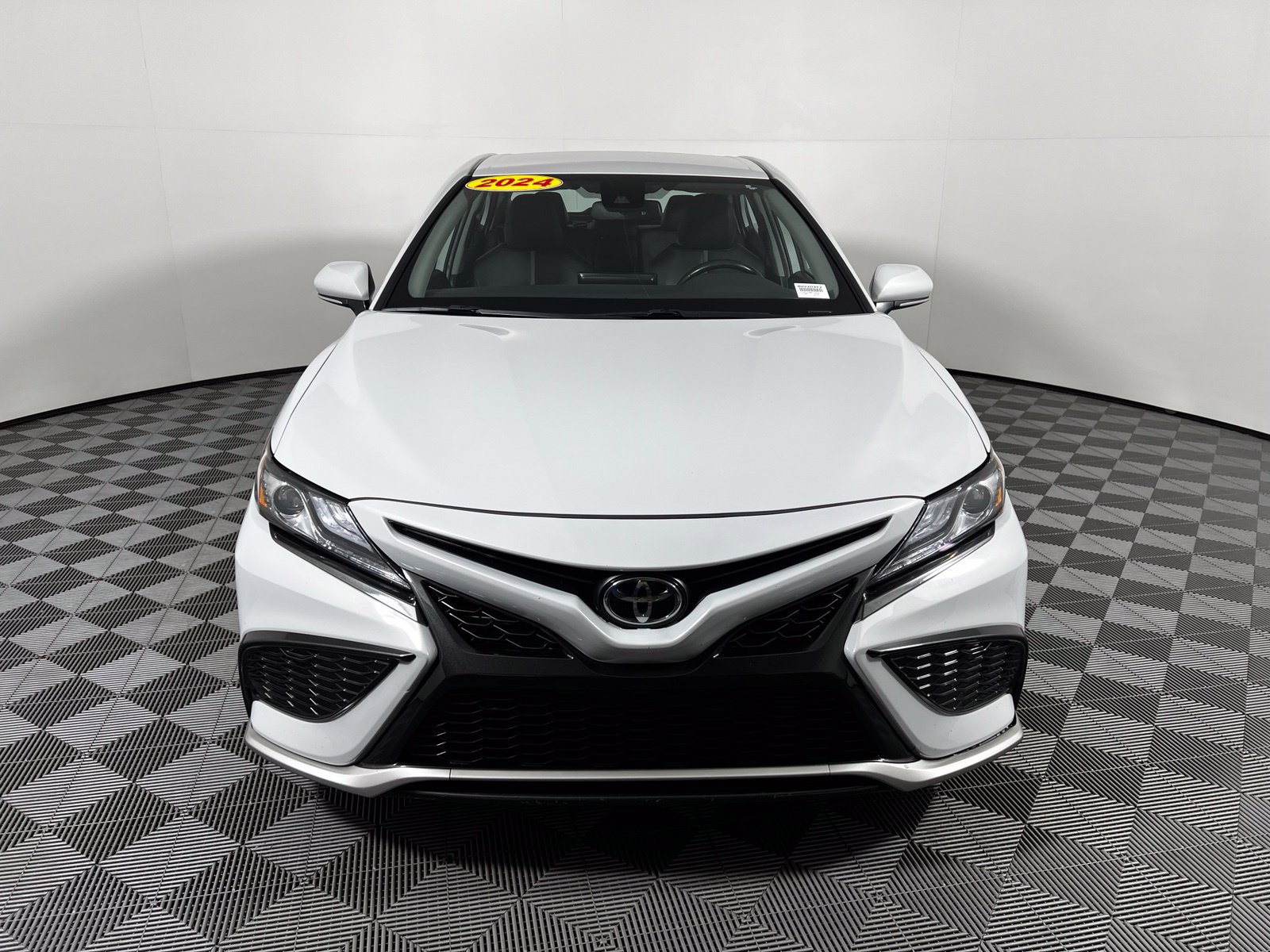 Used 2024 Toyota Camry XSE FWD image 2