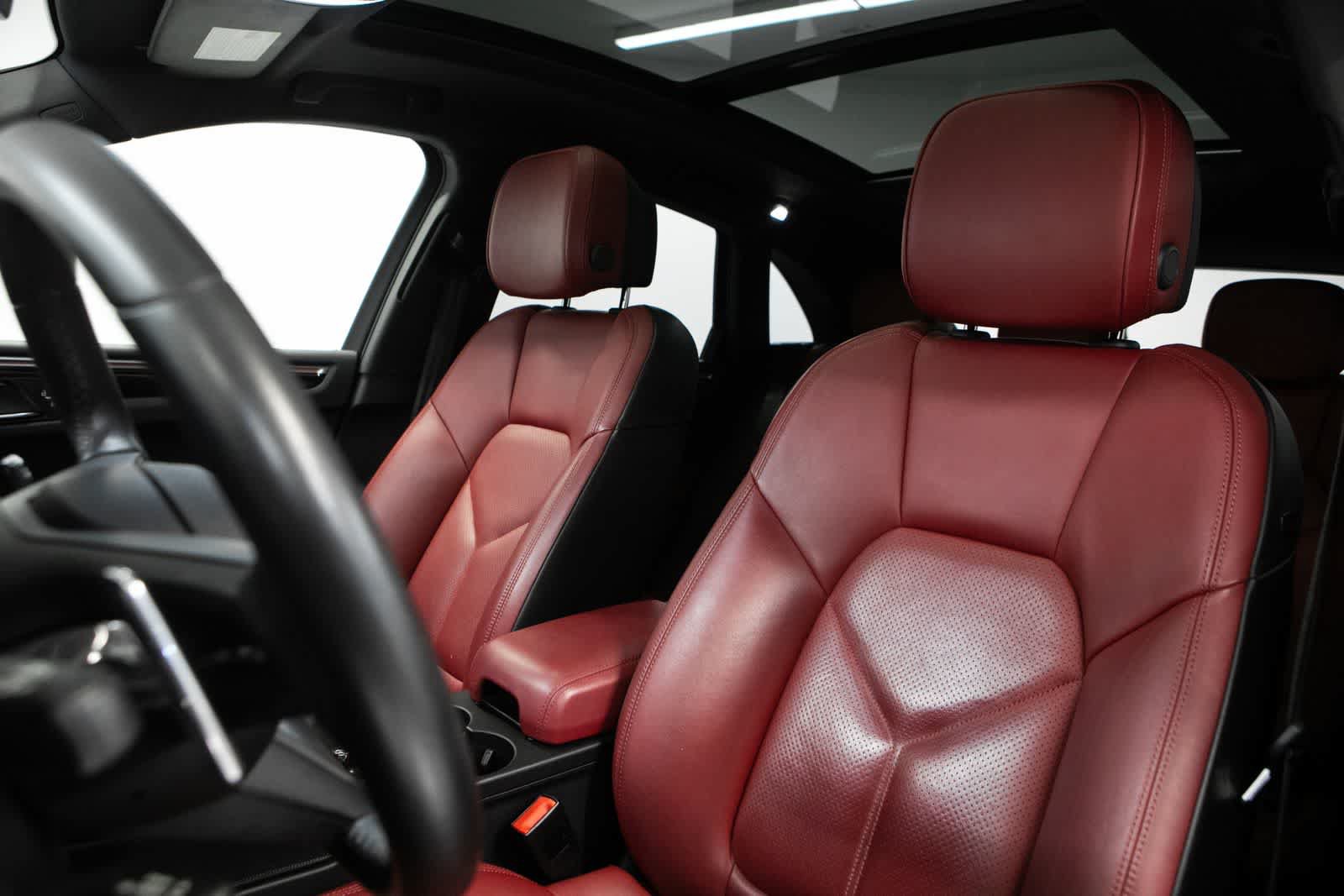 Certified 2022 Porsche Macan AWD/4WD image 5