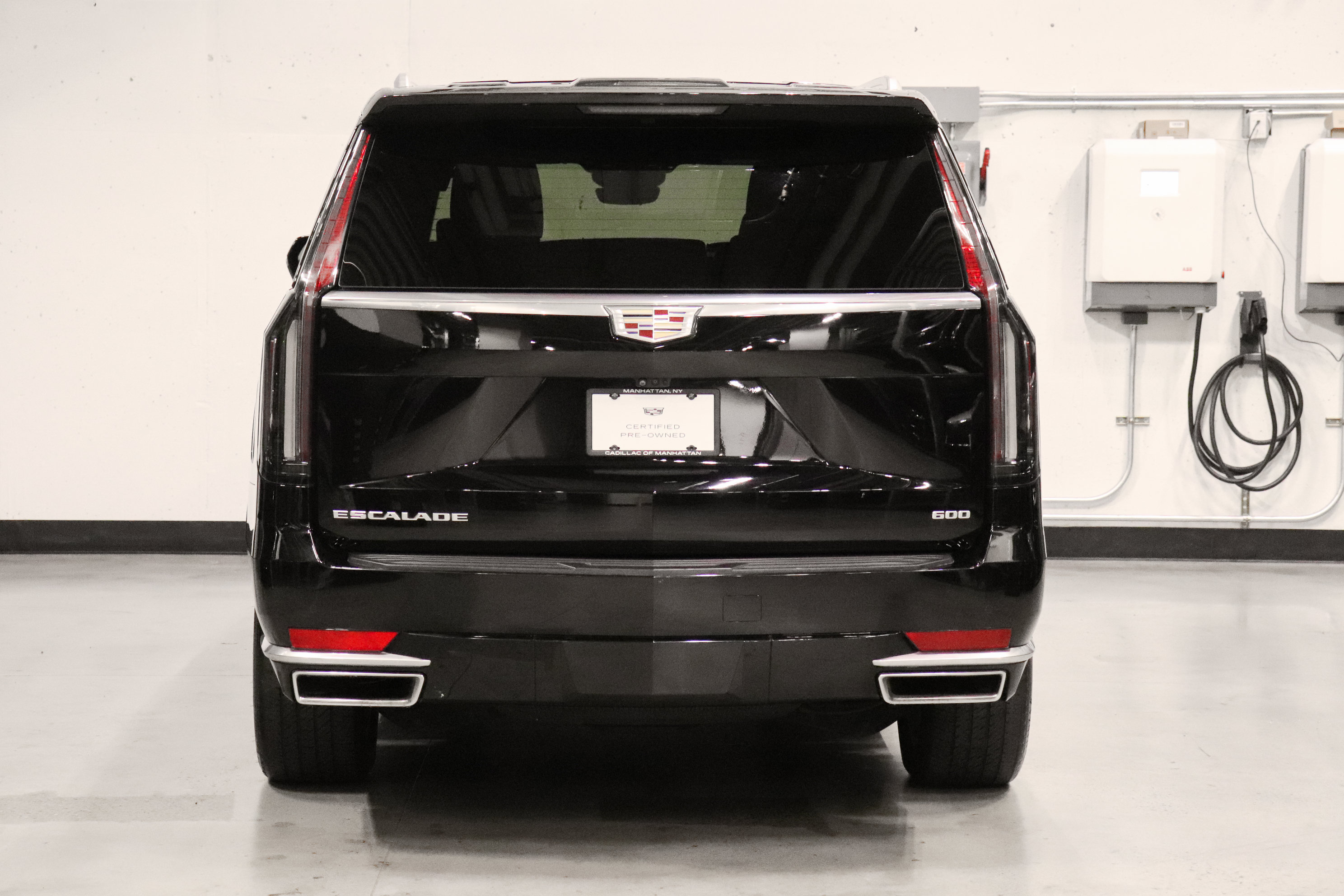 Used 2023 Cadillac Escalade ESV Premium Luxury w/ Performance Package AWD/4WD image 4