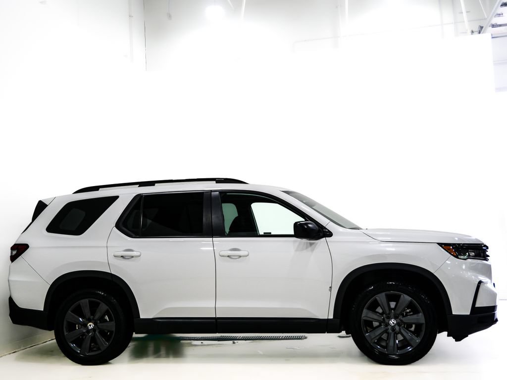 Used 2024 Honda Pilot Sport image 4
