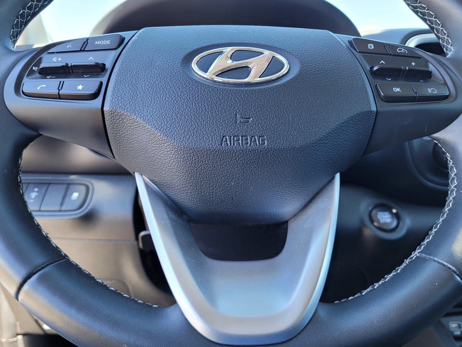 Certified 2025 Hyundai Venue SEL FWD image 32