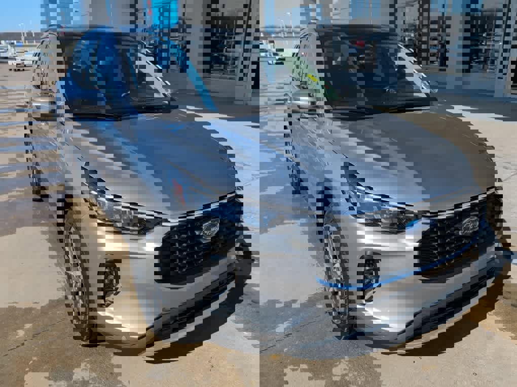 Used 2023 Ford Escape Platinum image 3