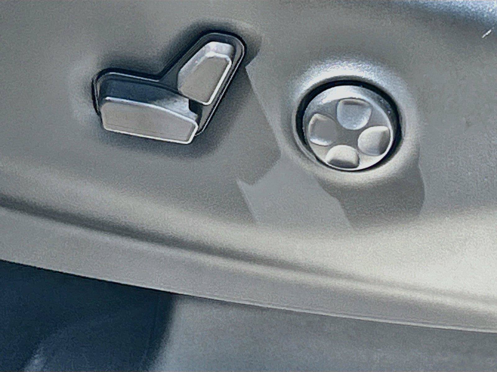 Used 2024 Chrysler Pacifica Touring-L FWD image 26