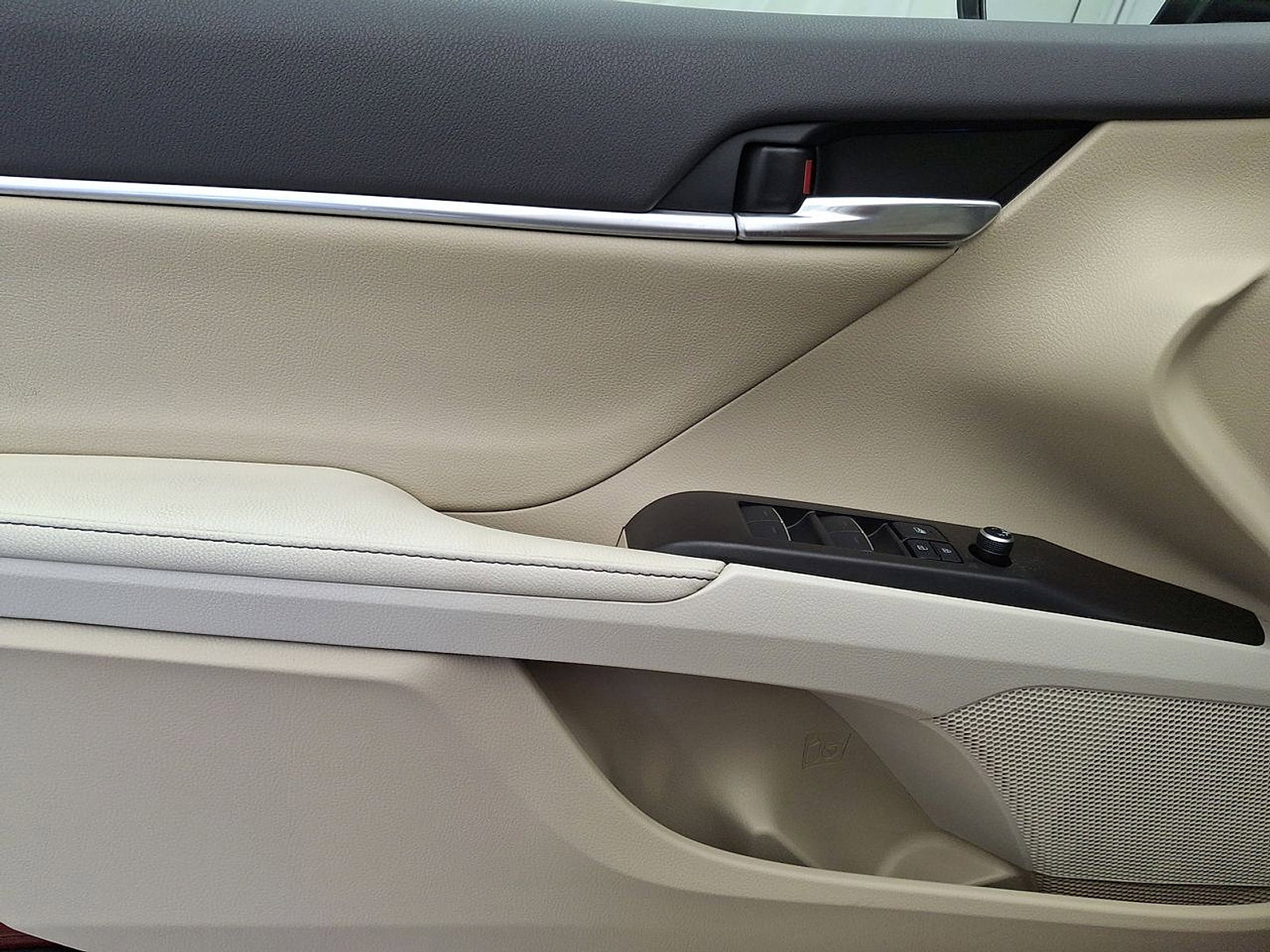 Certified 2022 Toyota Camry XLE w/ Cold Weather Package FWD image 10