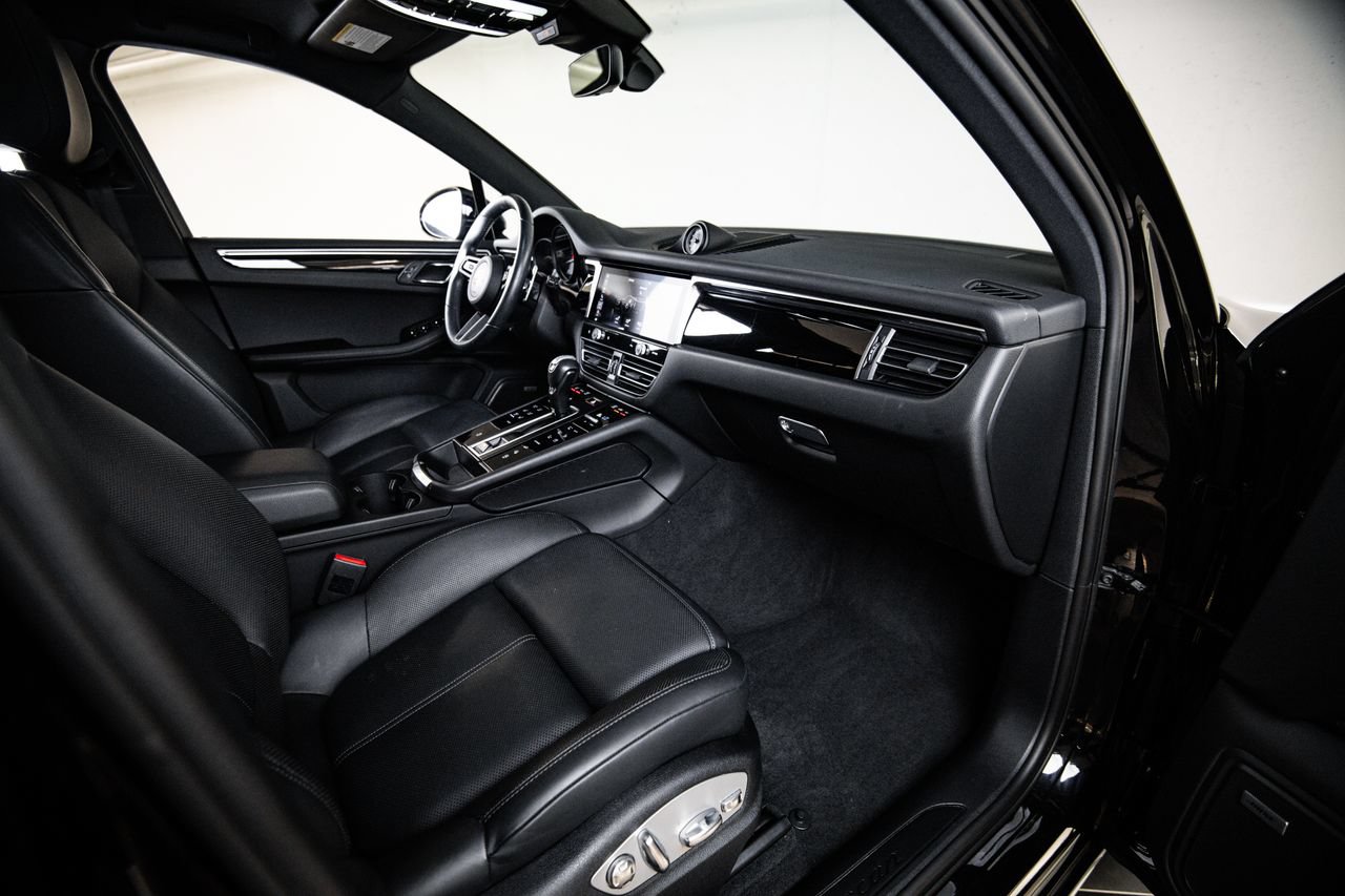 Certified 2023 Porsche Macan AWD/4WD image 28