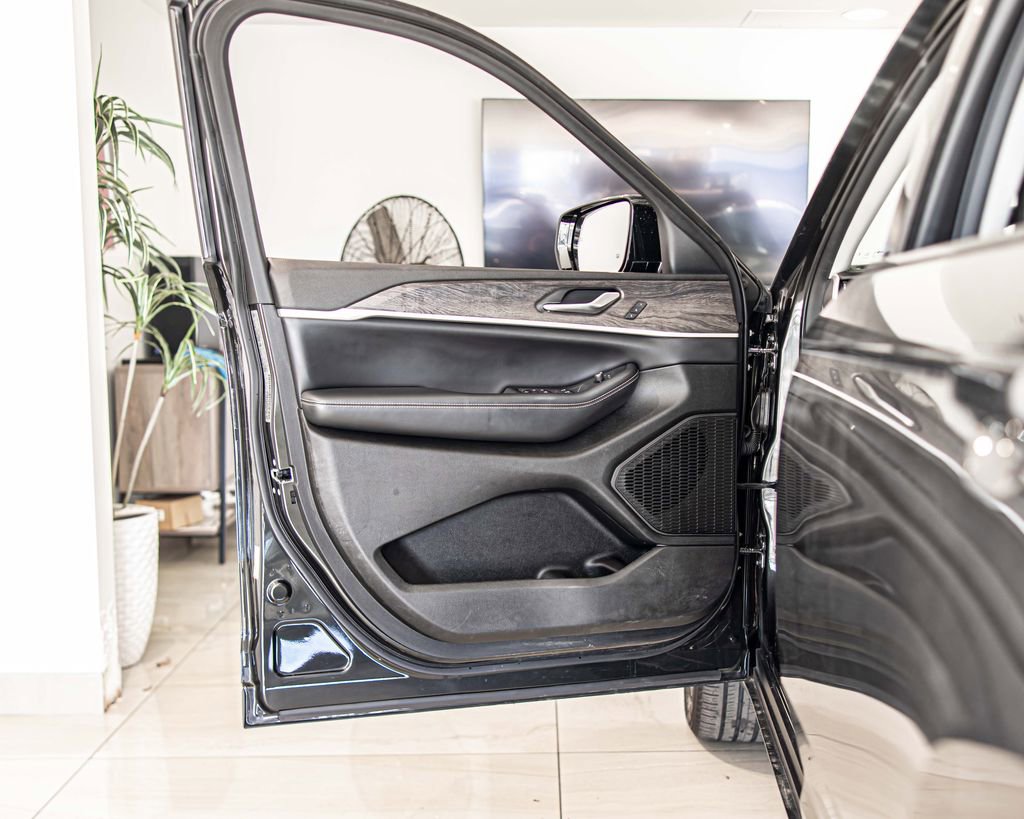 Used 2023 Jeep Grand Cherokee L Limited w/ Black Appearance Package image 32