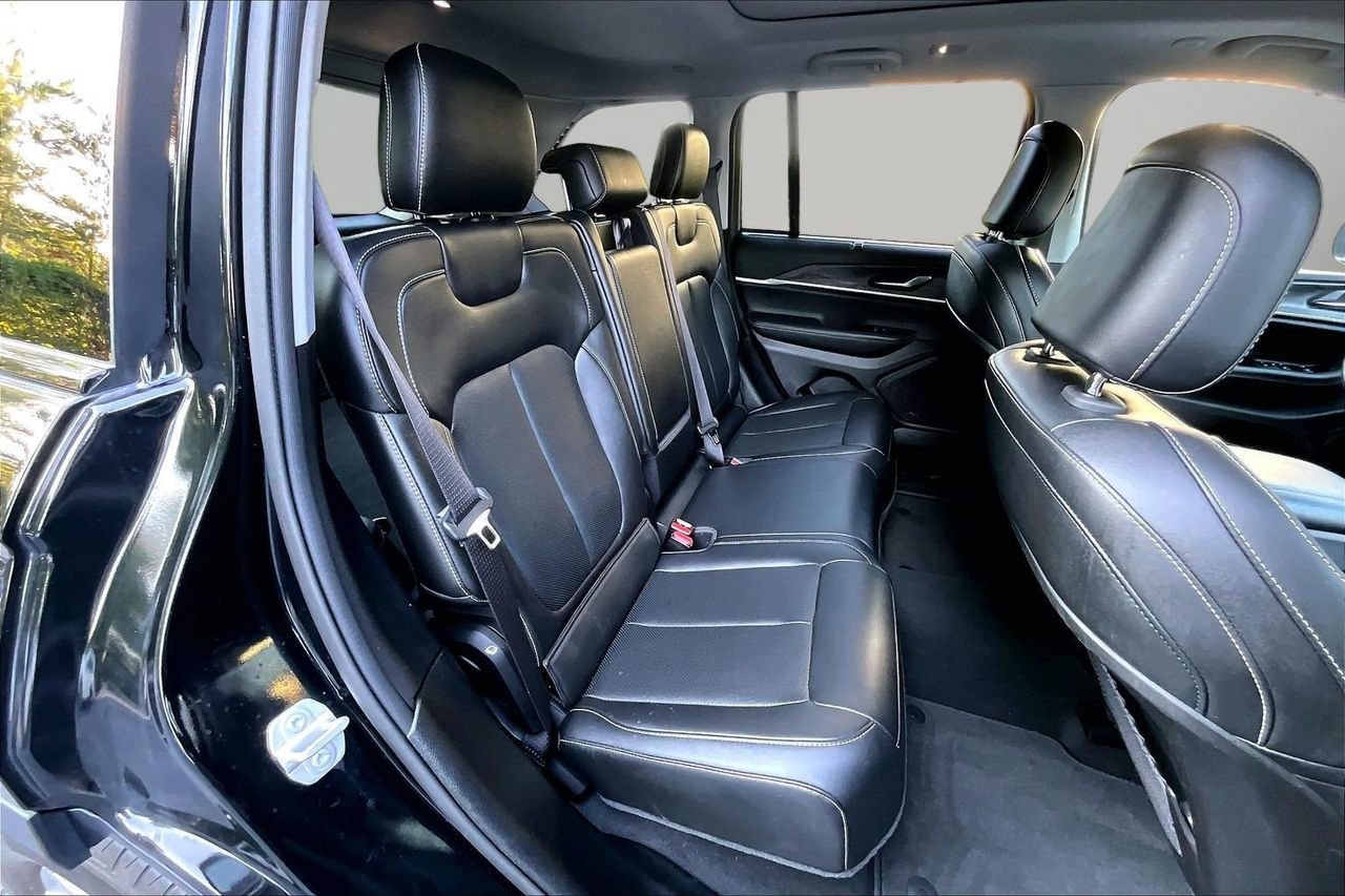 Used 2023 Jeep Grand Cherokee Limited w/ Luxury Tech Group II AWD/4WD image 24