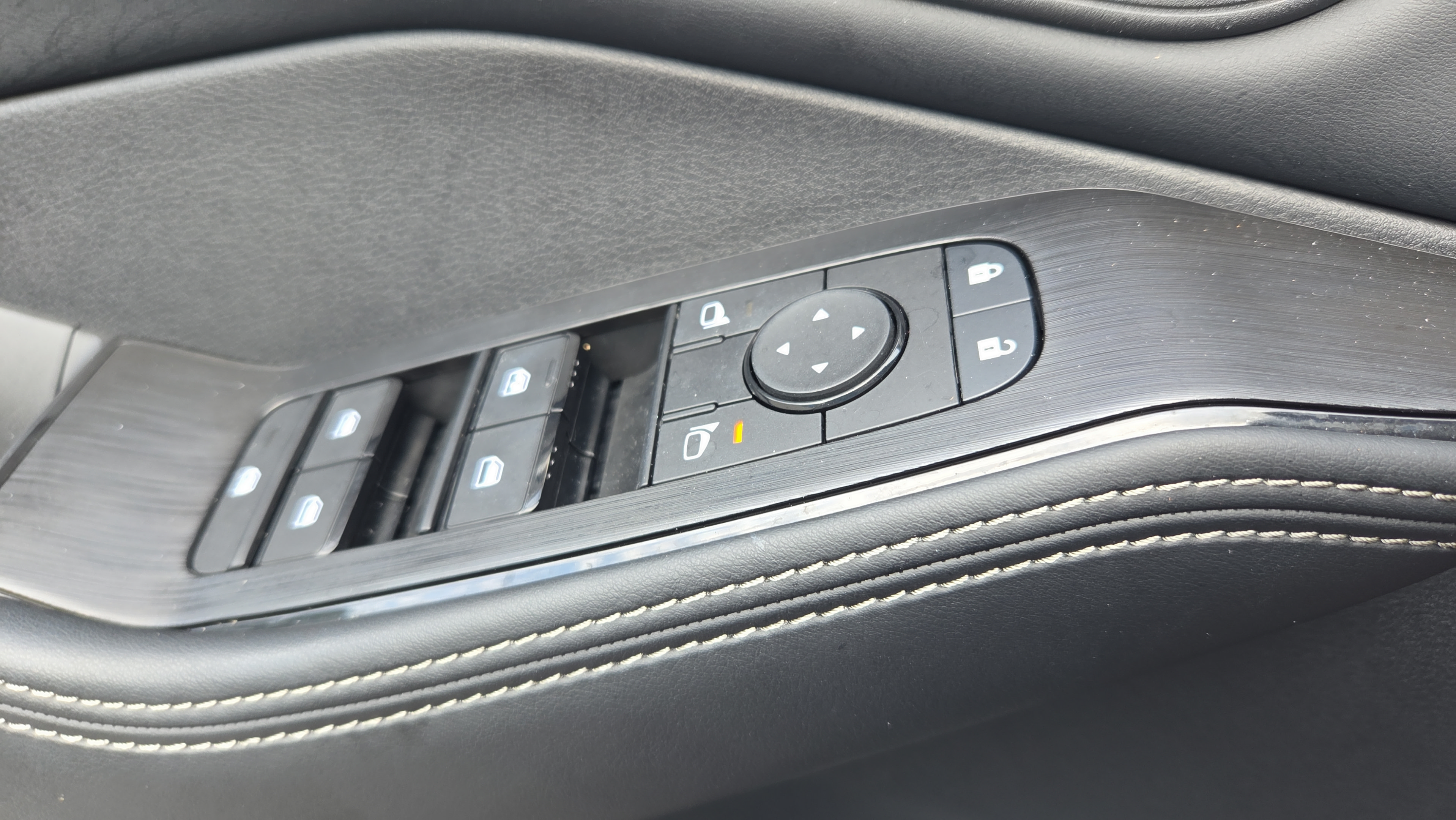 Used 2025 Nissan Rogue SV w/ SV Premium Package FWD image 27