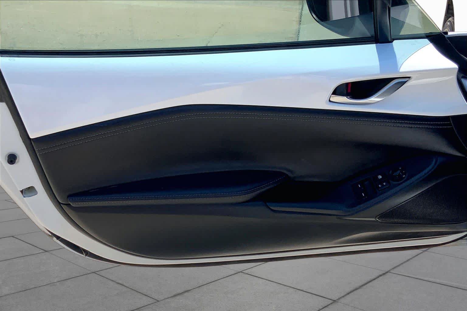 Used 2021 MAZDA MX-5 Miata Club RWD image 17