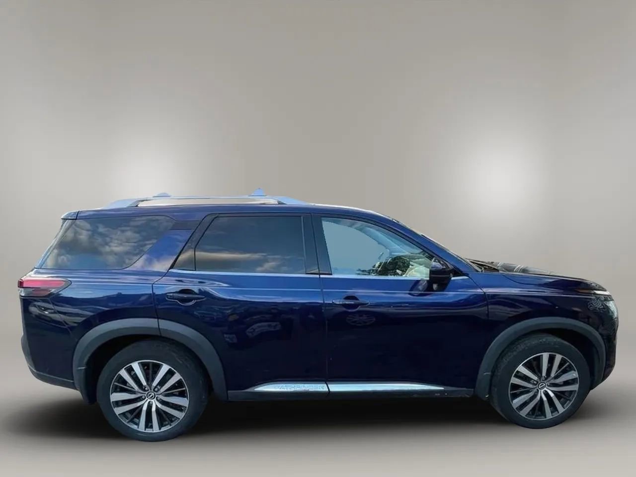 Used 2022 Nissan Pathfinder Platinum w/ Cargo Package image 6