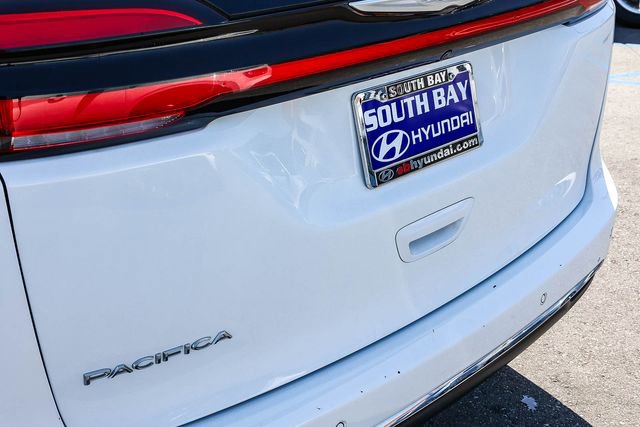 Used 2023 Chrysler Pacifica Touring-L FWD image 7