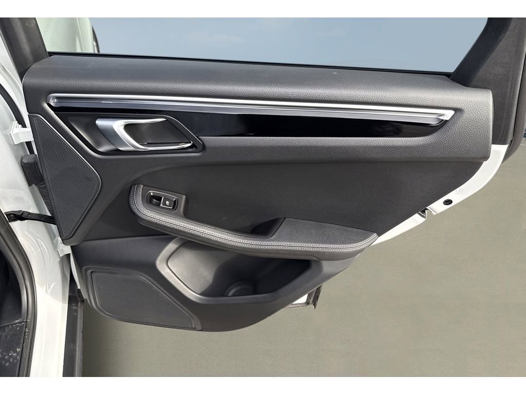 Used 2024 Porsche Macan Turbo image 25