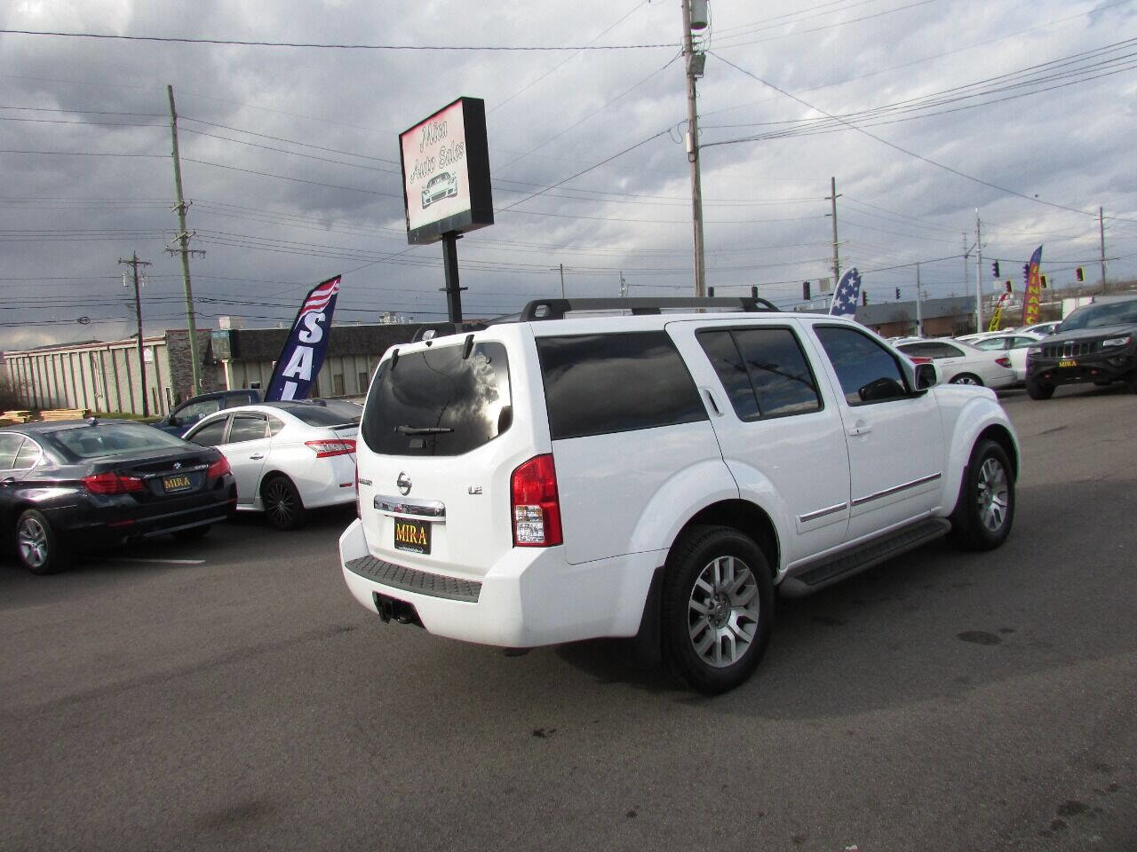 Used 2010 Nissan Pathfinder LE image 3