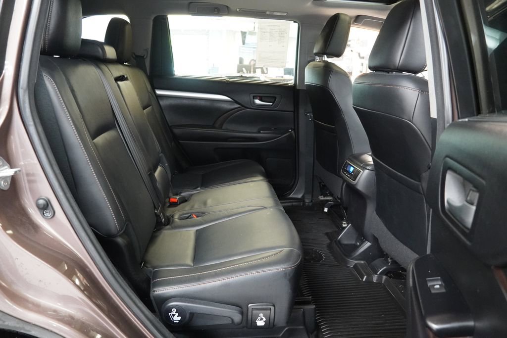 Used 2017 Toyota Highlander XLE AWD/4WD image 30
