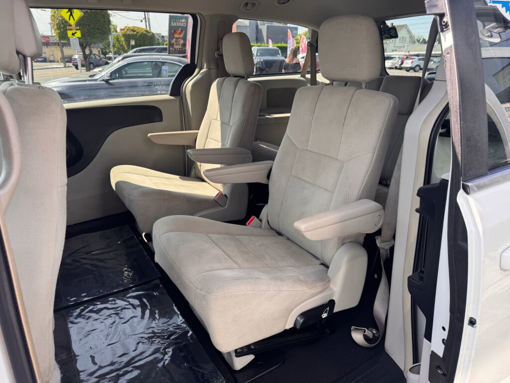 Used 2011 Dodge Grand Caravan Crew FWD image 9