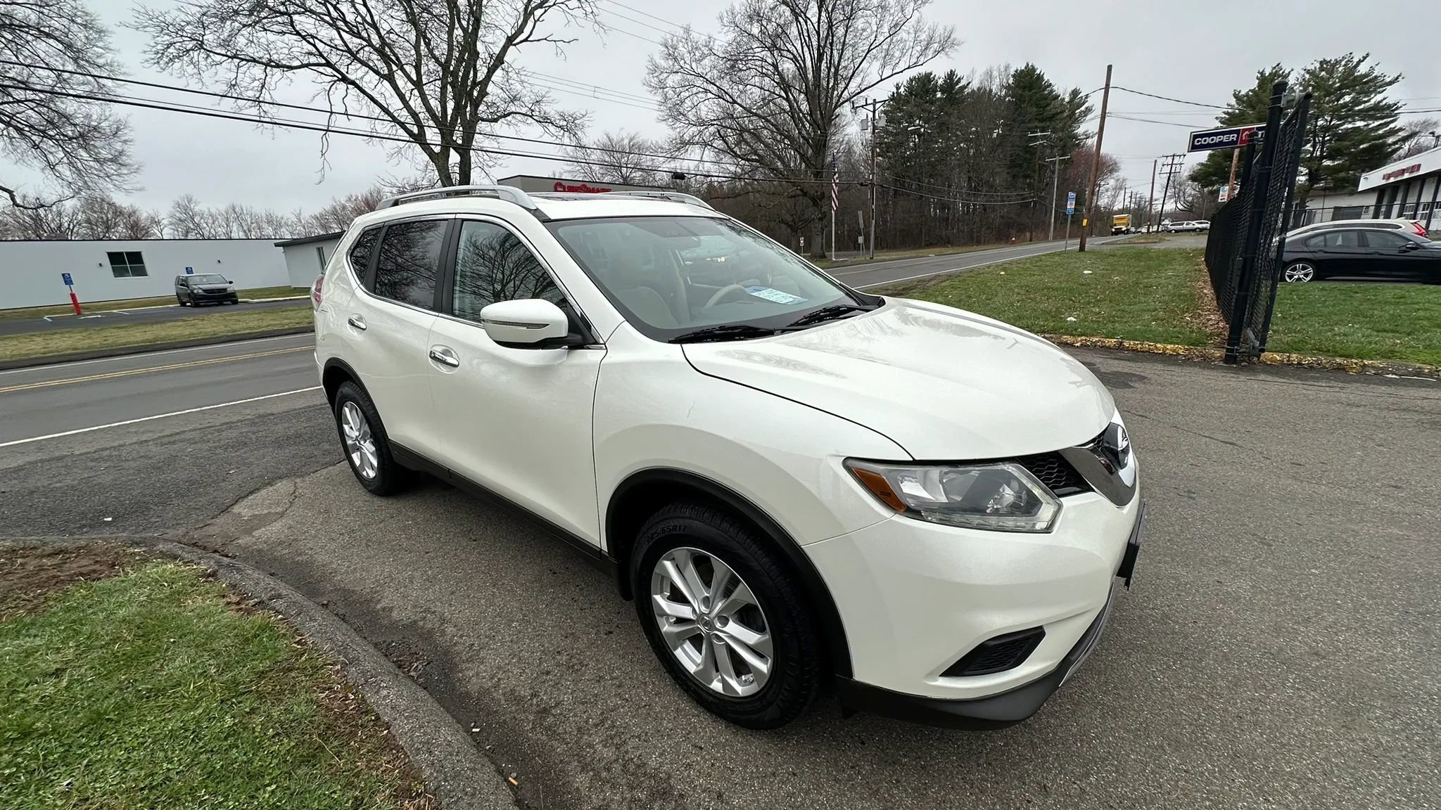 Used 2015 Nissan Rogue SV w/ SV Moonroof Package image 3