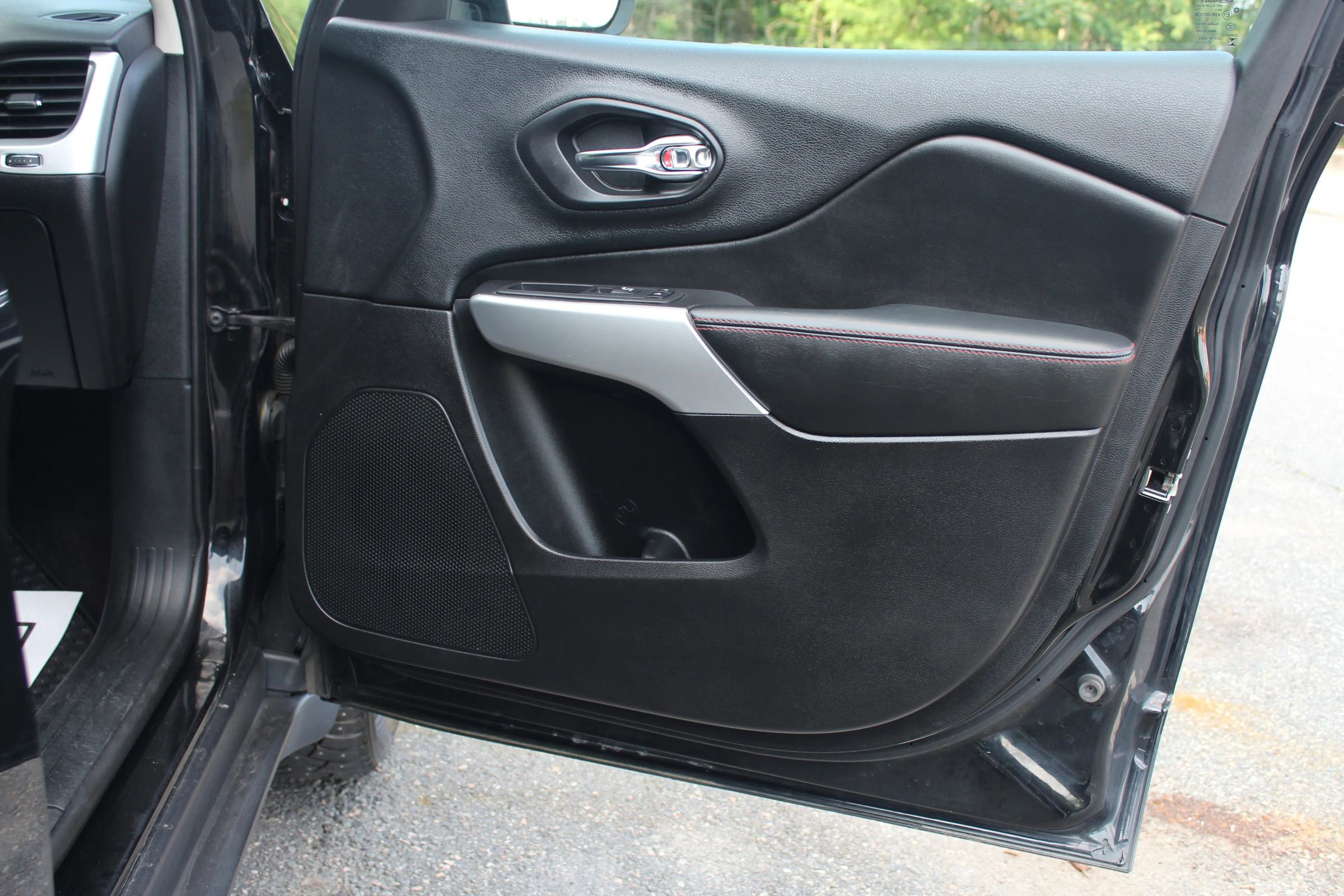 Used 2018 Jeep Cherokee Trailhawk image 18