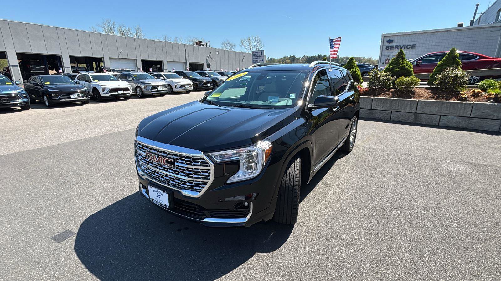 Used 2023 GMC Terrain Denali w/ Denali Premium Package AWD/4WD image 3