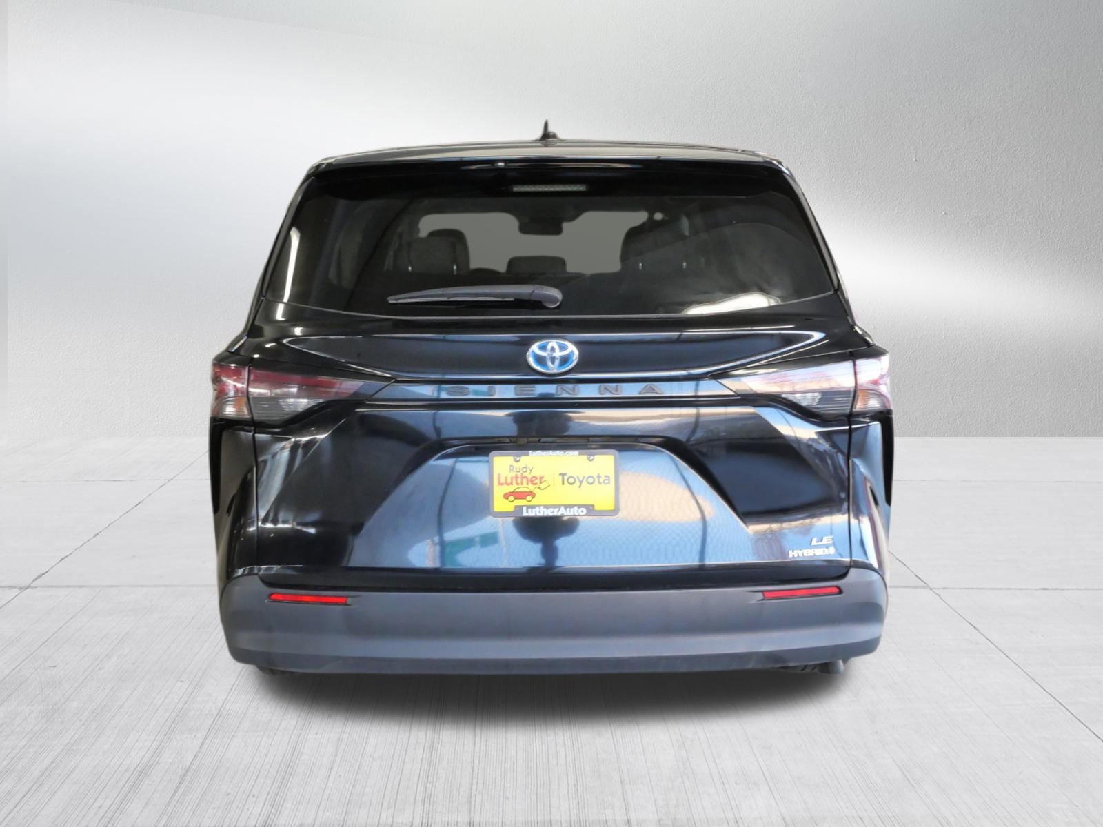 Certified 2024 Toyota Sienna LE image 7