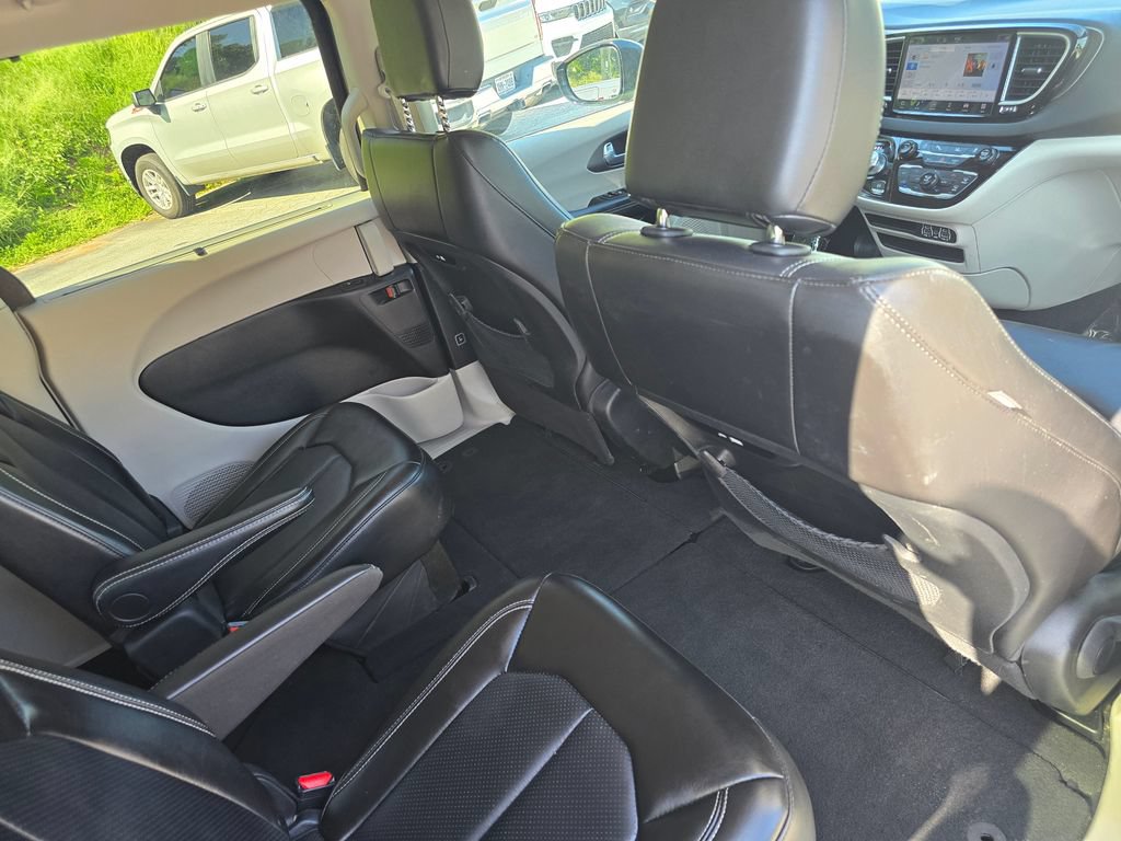 Used 2024 Chrysler Pacifica Touring-L FWD image 27