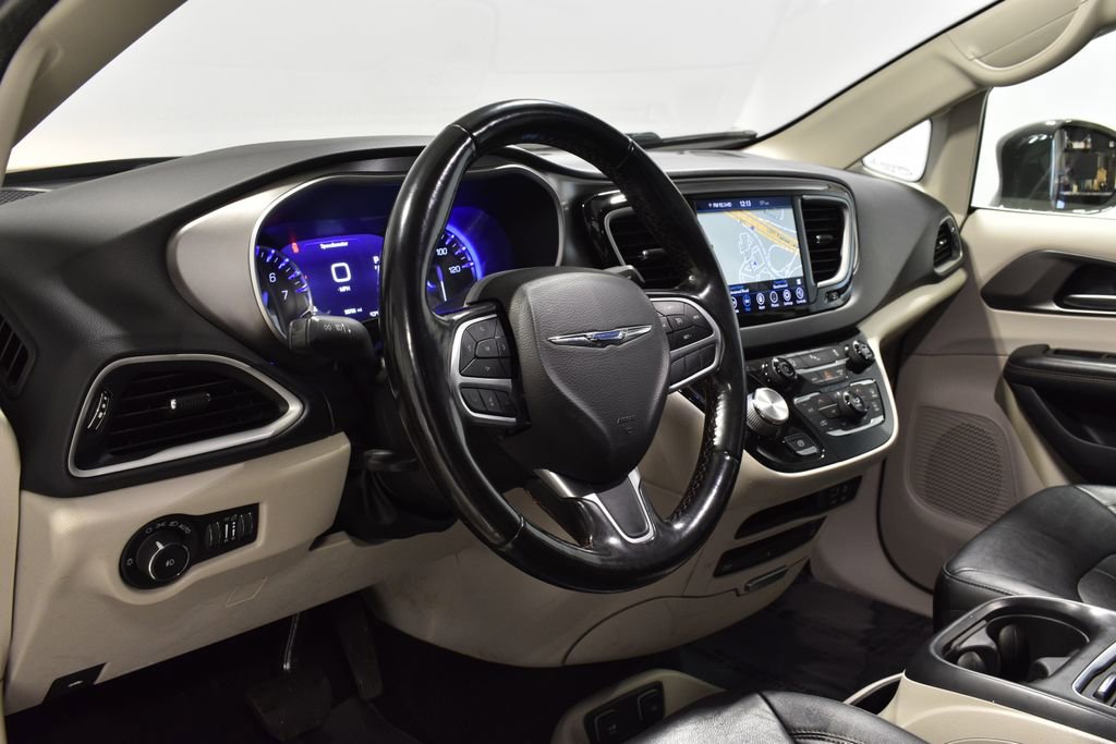 Used 2020 Chrysler Pacifica Touring-L Plus image 11